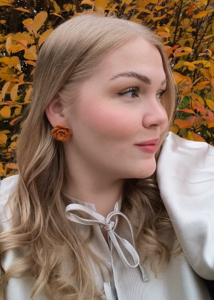 Neela-nappikorvakorut